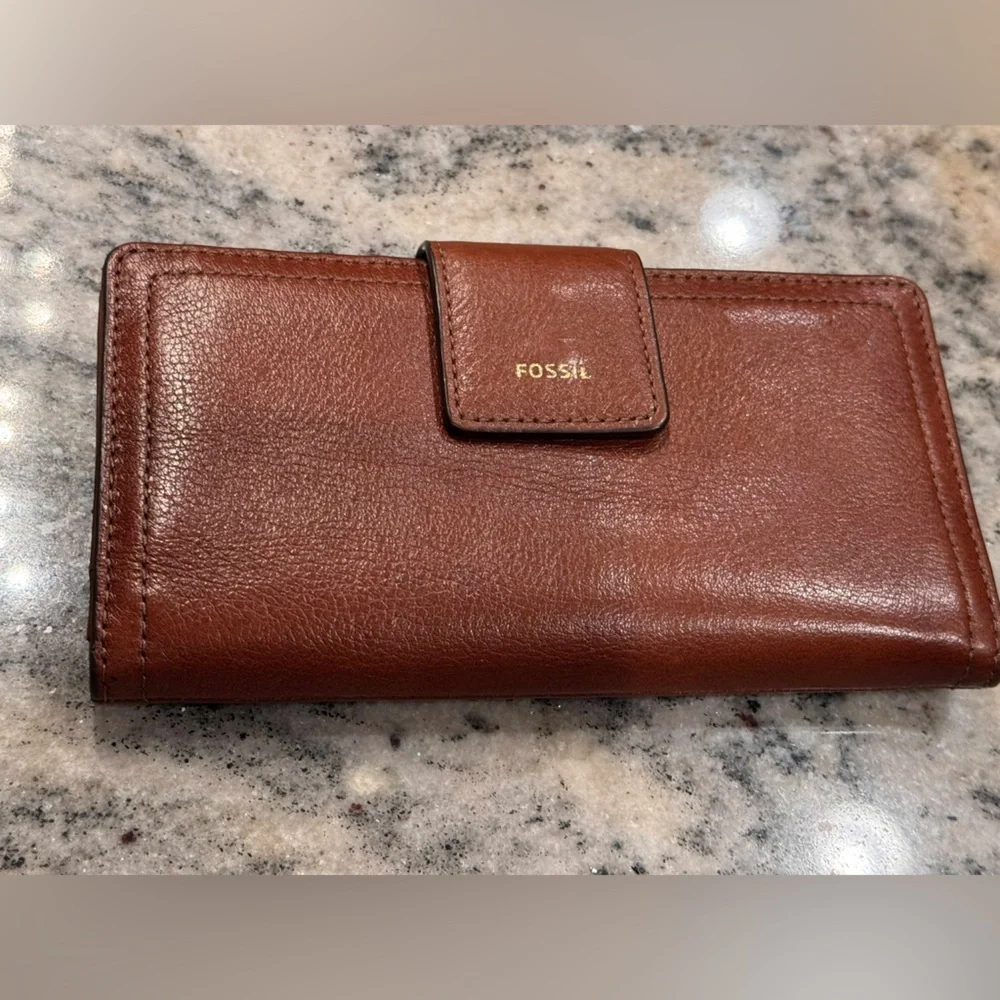 Fossil Women's Brown leather Wallet no stains or scratches